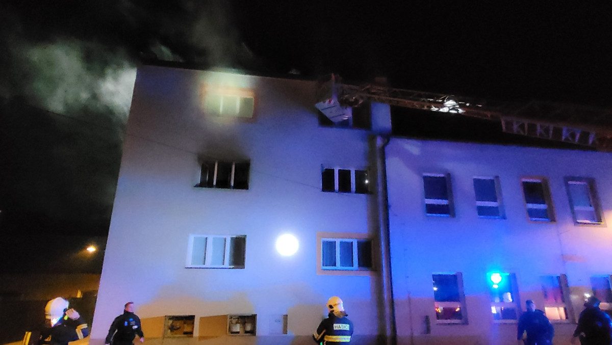 Požár školy v Lutíně evakuoval pět lidí a psa