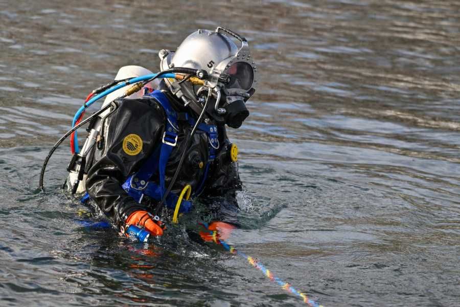 Hasičtí potápěči testovali speciální přilby v lomu plném nástrah