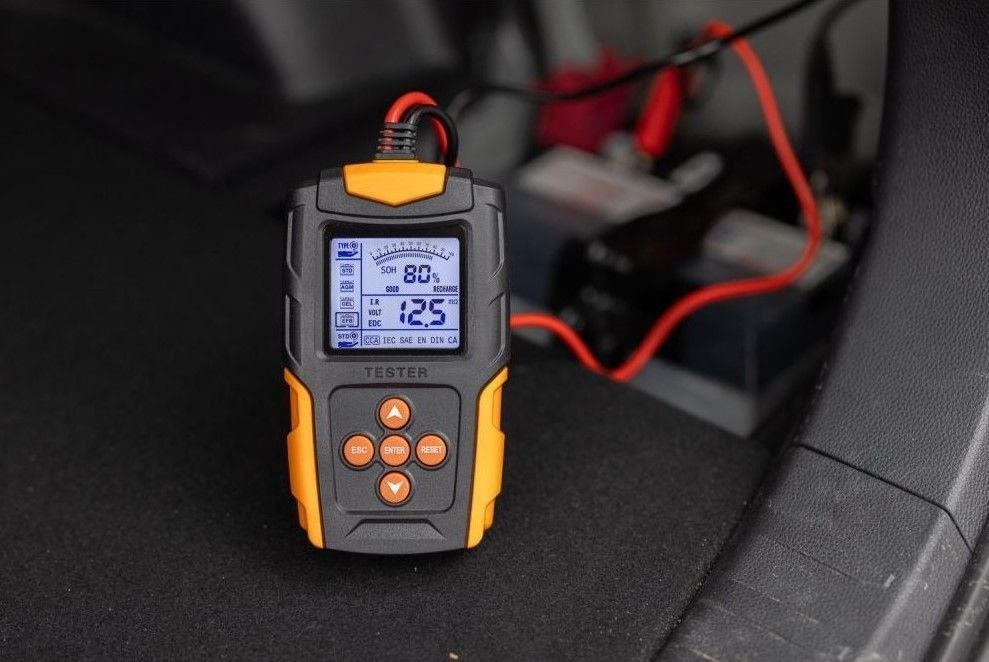 Hledáte dárek pro kutila? Tester baterií ho nadchne víc než ponožky