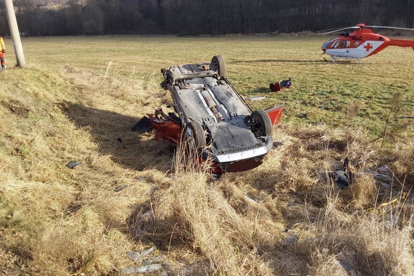 Vlak u Alojzova srazil auto, řidič zahynul