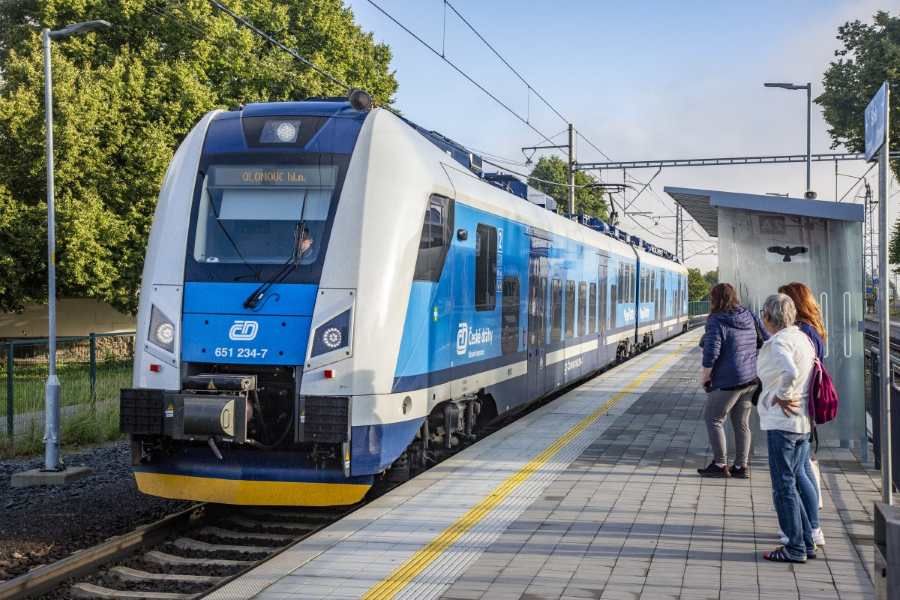 Olomoucký kraj zlevní dopravu: Opozice kritizuje populismus