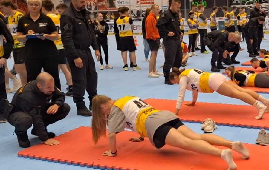 Hvězdy HC Olomouc testují zájemce o práci u policie na stadionu