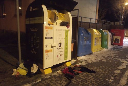 obrázek:Kontejnery na oblečení v Prostějově terčem vandalů