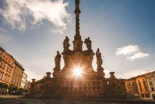 obrázek:Mariánský sloup v Olomouci: Studentská výzva s riziky pro památku i zákon