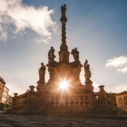 Mariánský sloup v Olomouci: Studentská výzva s riziky pro památku i zákon