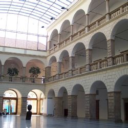 Modrá fólie chrání Hranický zámek: Rekonstrukce potrvá do září