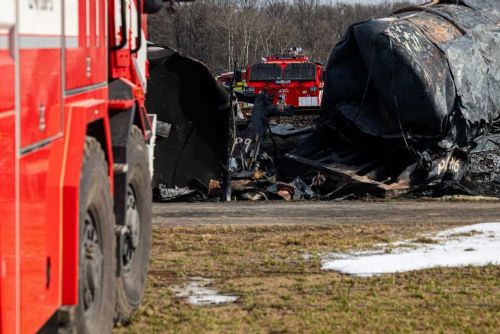 Foto: Nehoda v Hustopečích: 80 hasičů na místě, kontrola benzenu, čištění cisteren