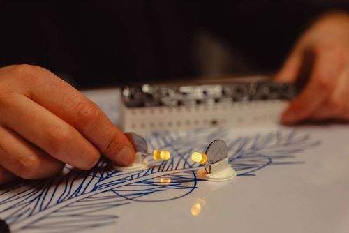 obrázek:Vánoční věda v Pevnosti poznání — svítící ozdoby, pokusy a planetárium