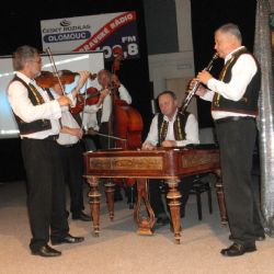 Cimbálové posezení s lidovými Mmelodiemi v Kostelci na Hané