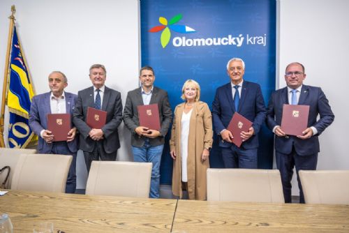 Foto: Memorandum na obnovu řeky Bečvy podpisáno