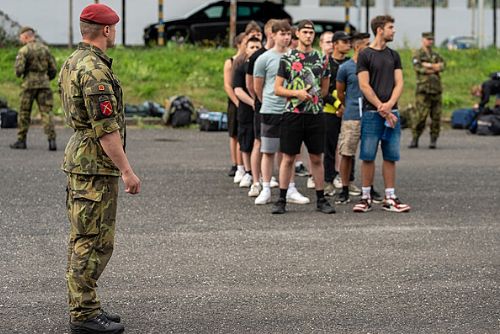 Foto: Mladí na vojenském cvičení v Žatci a Hranicích