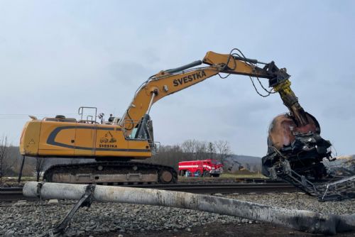 Foto: Hasiči zajišťovali bezpečnost při odstraňování nebezpečných cisteren