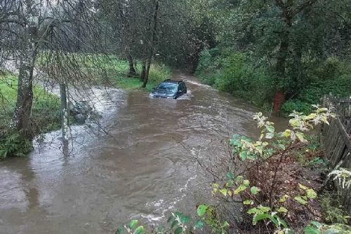 Foto: Povodně ohrožují, evakuace a výpadky proudu pokračují