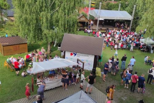 Foto: Zveme vás na Sochovy slavnosti: folklor, cimbál a humor ve Lhotce!