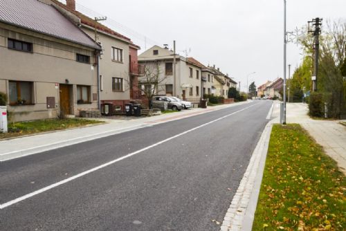 Foto: Rekonstrukce silnice v Kozlovicích dokončena: Volají po zákazu těžkých kamionů