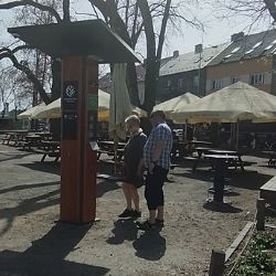 Solární multifunkční stojan ve Flora Food Parku