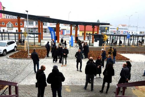 obrázek:Prostějov otevřel moderní dopravní terminál s dětským hřištěm a novými parkovacími místy