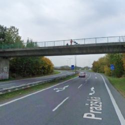 Most přes Pražskou „u Globusu“ čeká demolice. Nahradí jej nová lávka