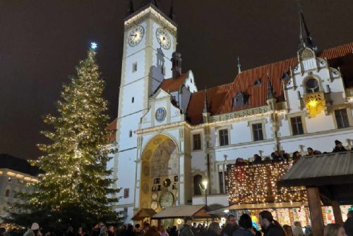 obrázek:Olomoucké Vánoce oficiálně zahájeny, vánoční strom už svítí. Letos má jméno Bambulín – podle dětského návrhu z bambulek