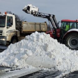 Traktory moravských zemědělců pomáhají se zimní údržbou silnic 